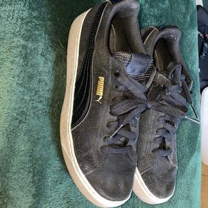 Black Puma platform tennis shoes